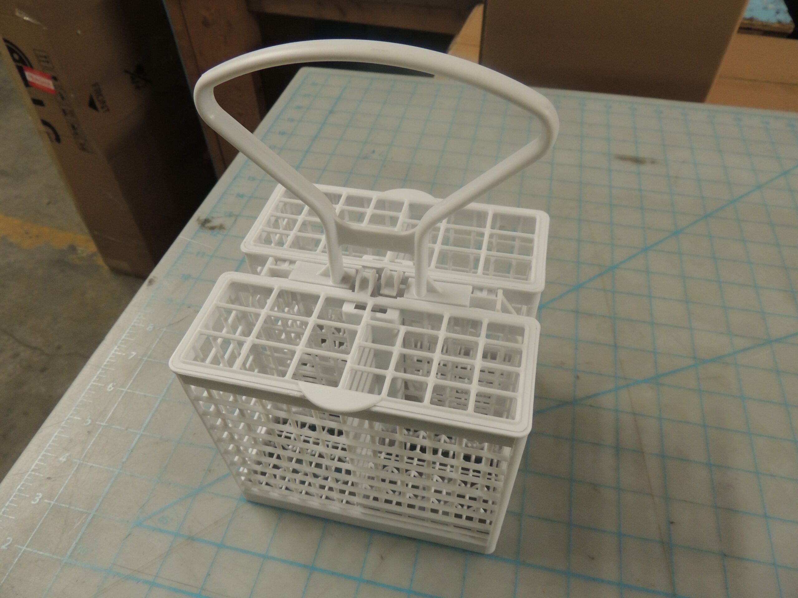 12176000002781 DDW CUTLERY BASKET WHT