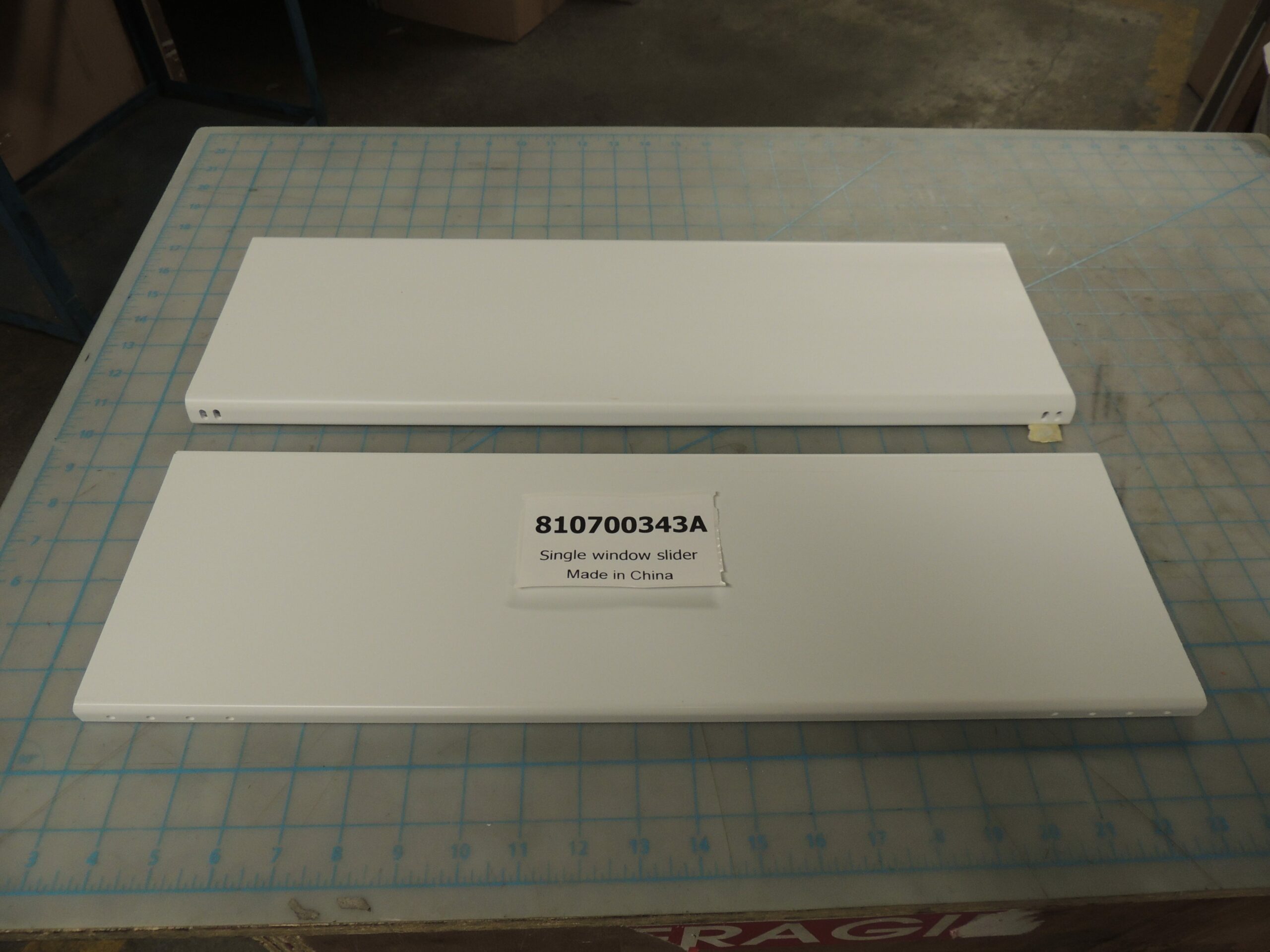 810700343A Single window slider