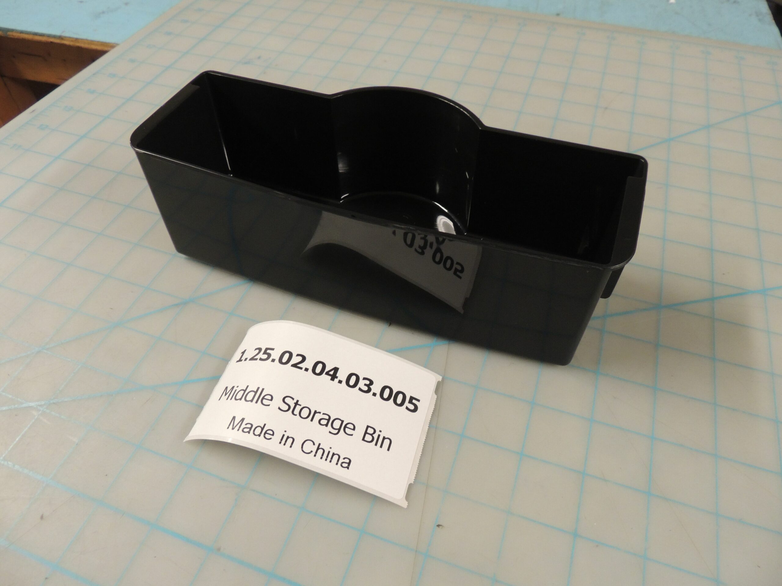 1.25.02.04.03.005 Middle Storage Bin